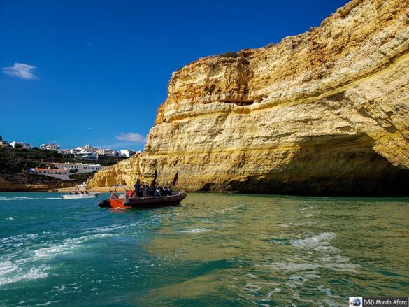 Passeio de barco no Algarve, Portugal