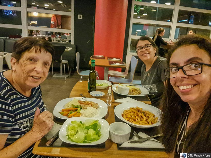 Comendo no restaurante do Ibis Morumbi