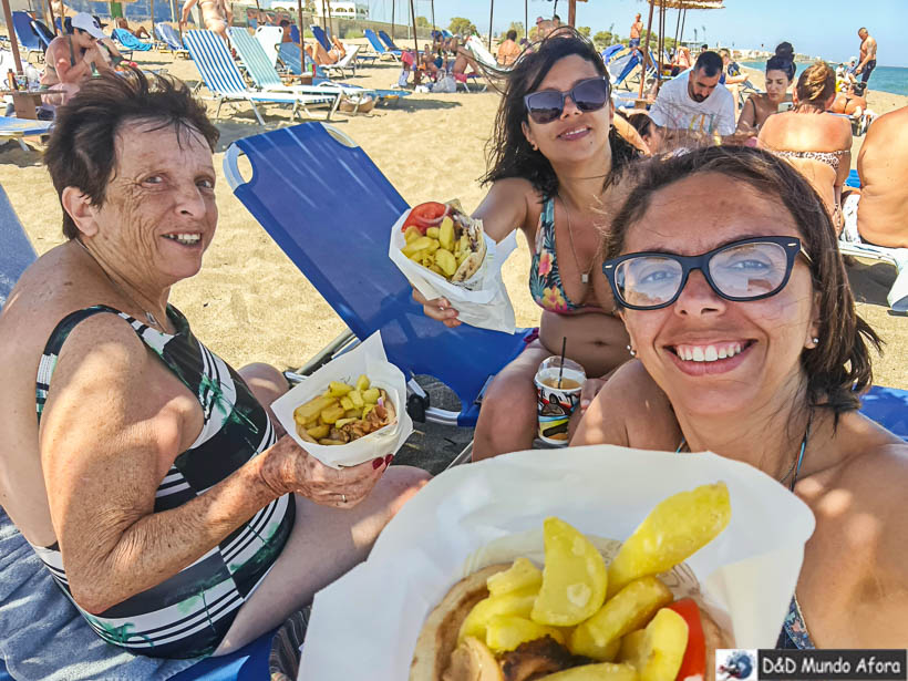 Almoçando na Praia de Ammoudara em Creta