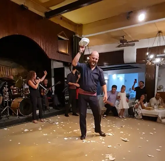 Quebra Pratos grego, em Atenas