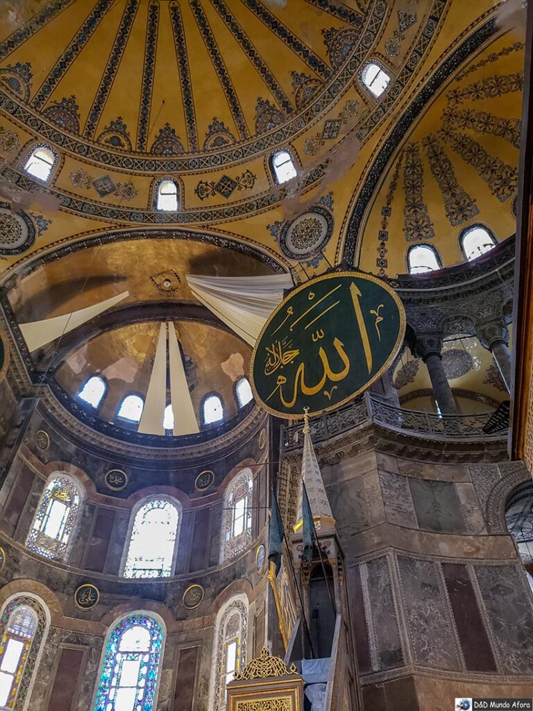 Interior da mesquita
