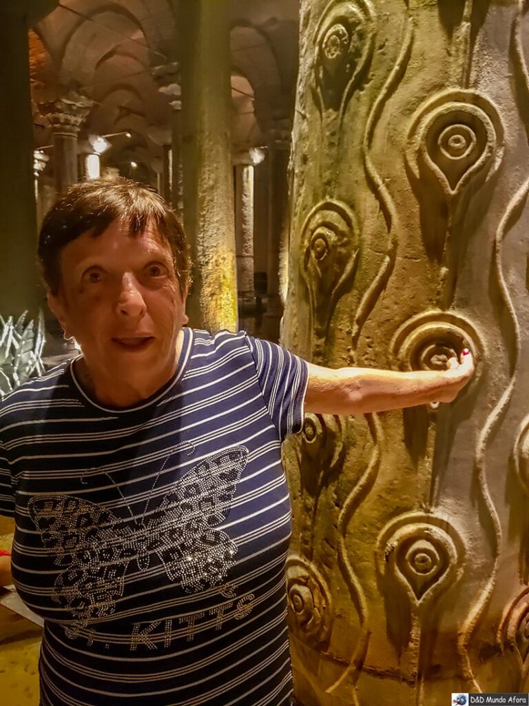 Mamis tocando na coluna das Lágrimas