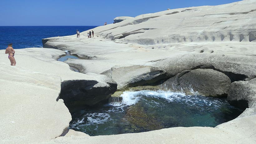 Sarakiniko beach - foto: Wikimedia Commons